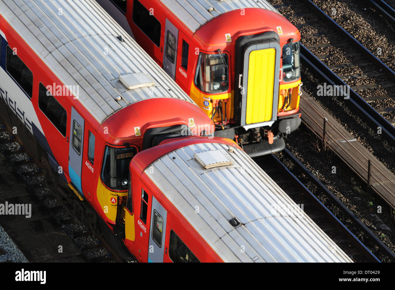 Gatwick Express treni in mattinata Rush Hour appena fuori della stazione Victoria di Londra Foto Stock