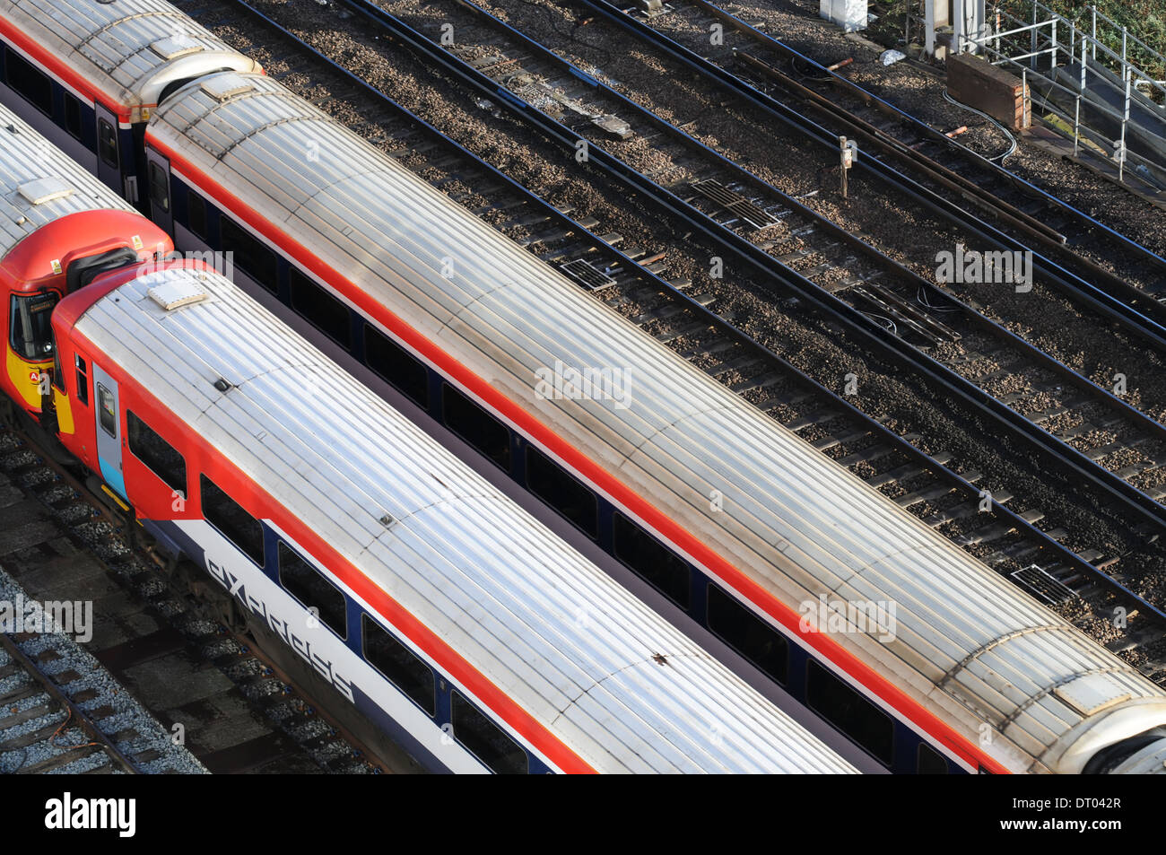 Gatwick Express treni in mattinata Rush Hour appena fuori della stazione Victoria di Londra Foto Stock