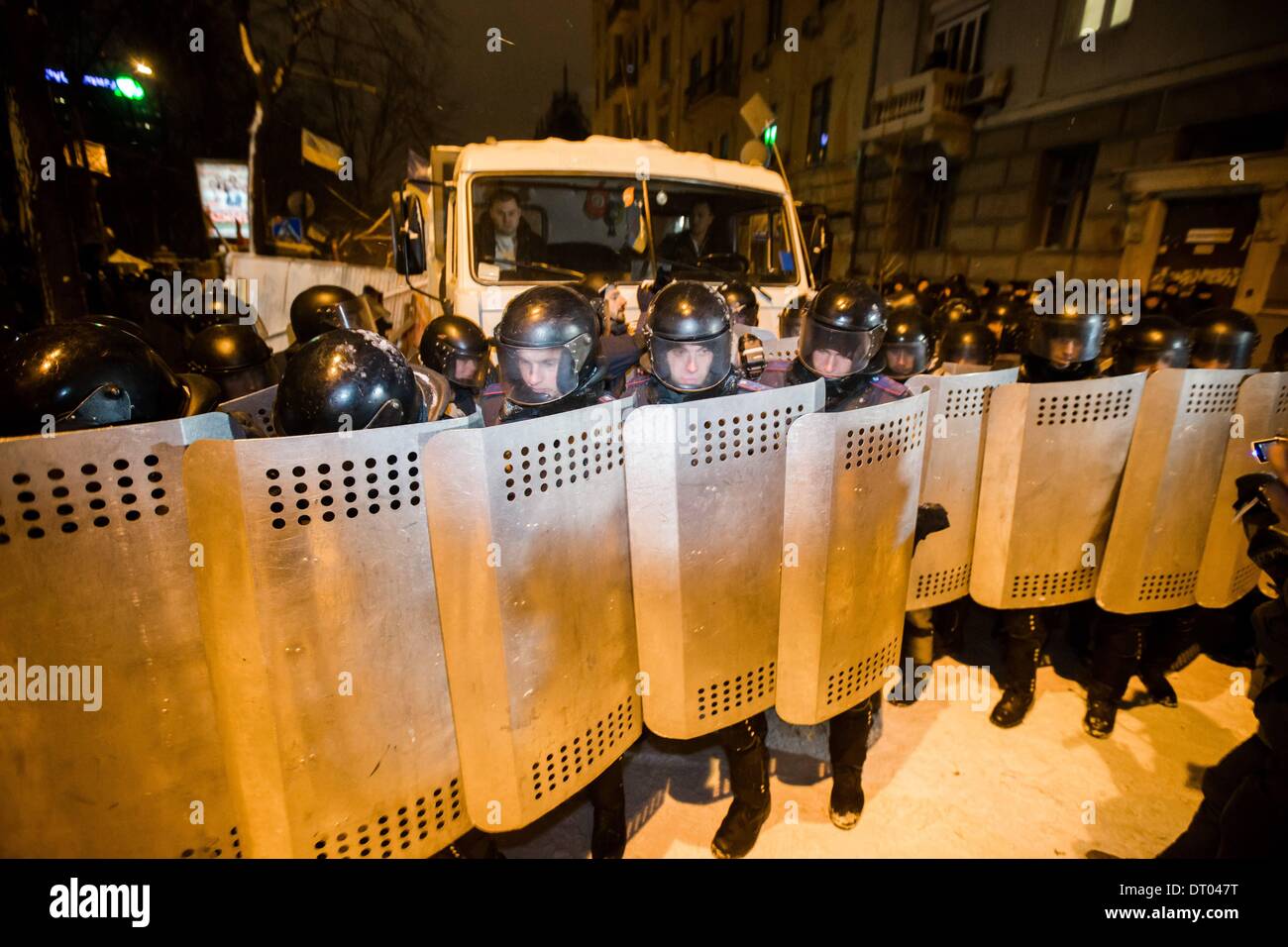 Dic. 10, 2013 - la gente protesta di fronte barricate a Piazza Indipendenza nel dicembre 2013 a Kiev in Ucraina. Proteste di massa le azioni iniziate dopo il presidente ucraino Victor Yanukovych ha rifiutato l' accordo di associazione con l' Unione europea. Truppe interno bloccato il centro di Kiev, manifestanti alle prese con l'esercito, a Kiev in Ucraina, il 10 dicembre 2013. (Credito Immagine: © Maksymenko Oleksandr/NurPhoto/ZUMAPRESS.com) Foto Stock