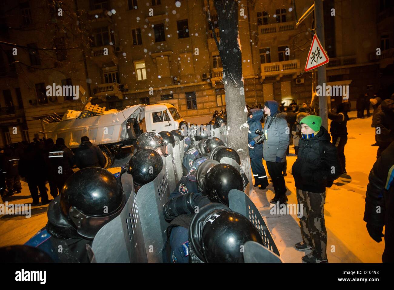 Dic. 10, 2013 - la gente protesta di fronte barricate a Piazza Indipendenza nel dicembre 2013 a Kiev in Ucraina. Proteste di massa le azioni iniziate dopo il presidente ucraino Victor Yanukovych ha rifiutato l' accordo di associazione con l' Unione europea. Truppe interno bloccato il centro di Kiev, manifestanti alle prese con l'esercito, a Kiev in Ucraina, il 10 dicembre 2013. (Credito Immagine: © Maksymenko Oleksandr/NurPhoto/ZUMAPRESS.com) Foto Stock