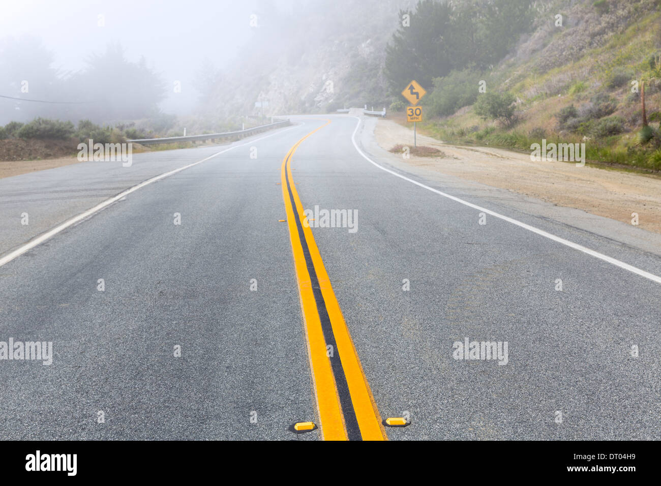 Strada di nebbia in California la Pacific Highway Route 1 US 101 STATI UNITI D'AMERICA Foto Stock