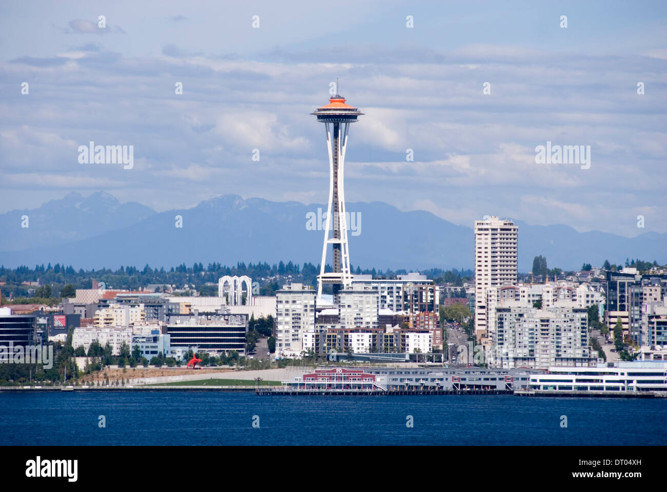 Panorama della Baia di Elliott a Seattle lo Space Needle, da Alki, West Seattle, Stati Uniti d'America Foto Stock