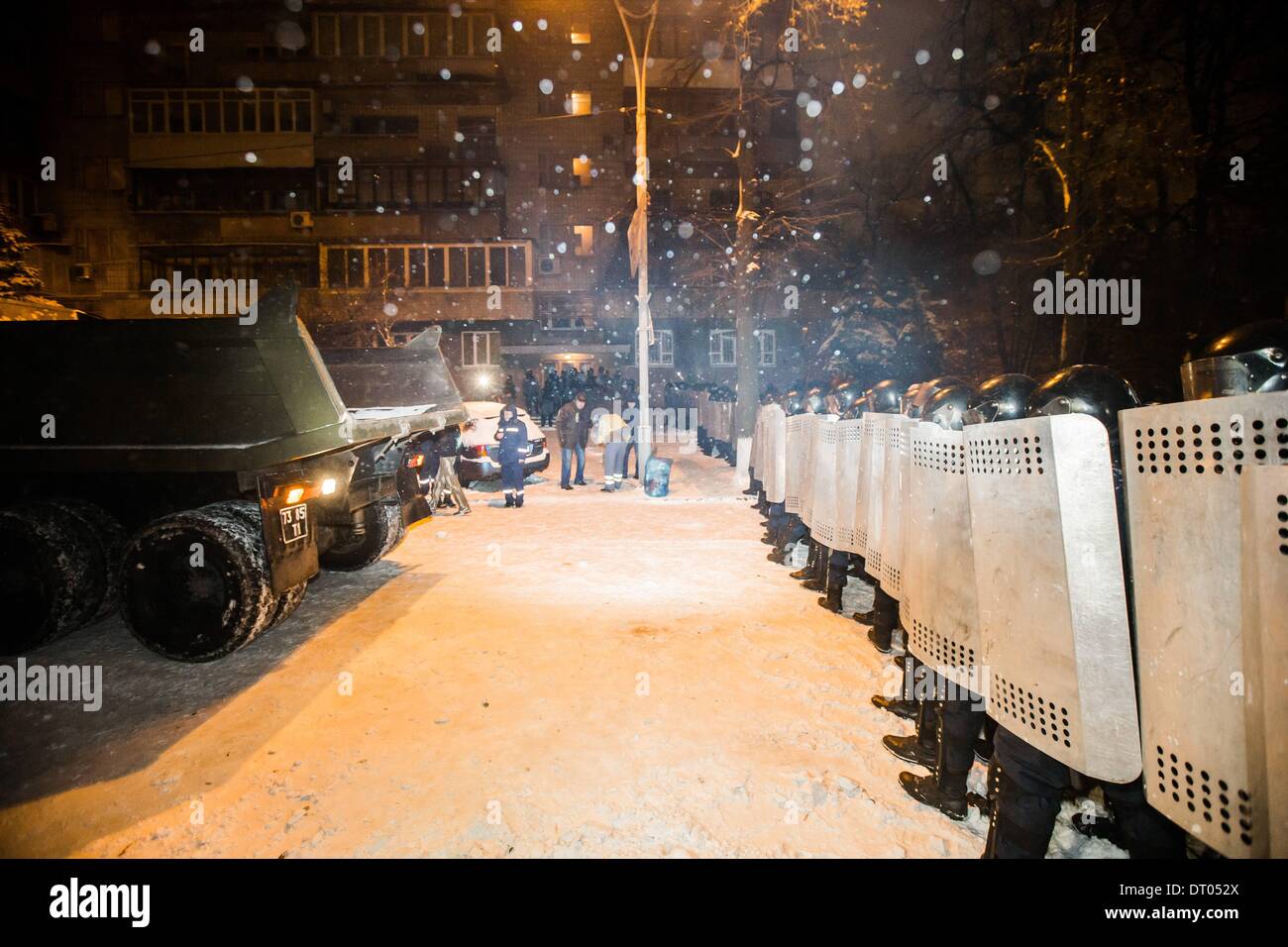 Dic. 10, 2013 - la gente protesta di fronte barricate a Piazza Indipendenza nel dicembre 2013 a Kiev in Ucraina. Proteste di massa le azioni iniziate dopo il presidente ucraino Victor Yanukovych ha rifiutato l' accordo di associazione con l' Unione europea. Truppe interno bloccato il centro di Kiev, manifestanti alle prese con l'esercito, a Kiev in Ucraina, il 10 dicembre 2013. (Credito Immagine: © Maksymenko Oleksandr/NurPhoto/ZUMAPRESS.com) Foto Stock