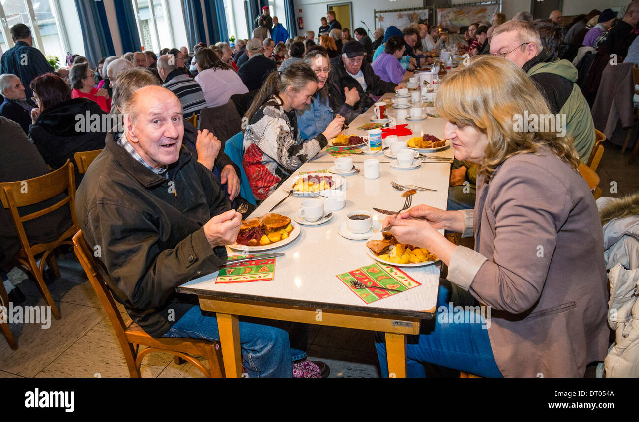 Persone senza dimora sono una cena di Natale, servito da volontari di una comunità della Chiesa locale. Foto Stock