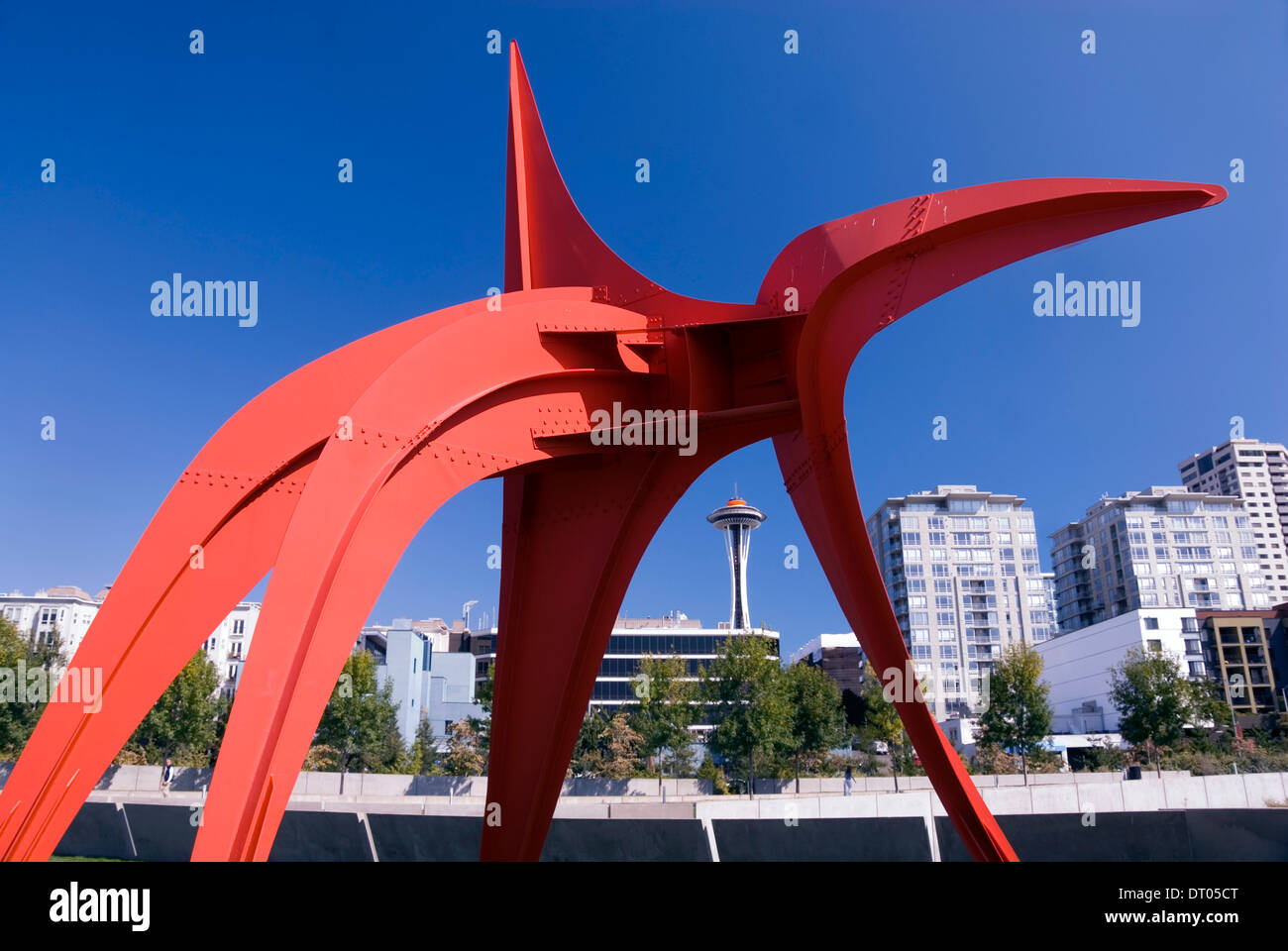 L'Aquila da Alexander Calder all'Olympic Sculpture Park, Seattle, USA, 2012. Un gigante rosso acciaio astratta pezzo d'arte. Foto Stock