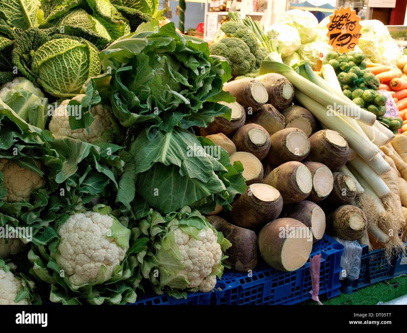 Visualizzazione di verdure su stallo di mercato, Plymouth, Devon, Regno Unito Foto Stock