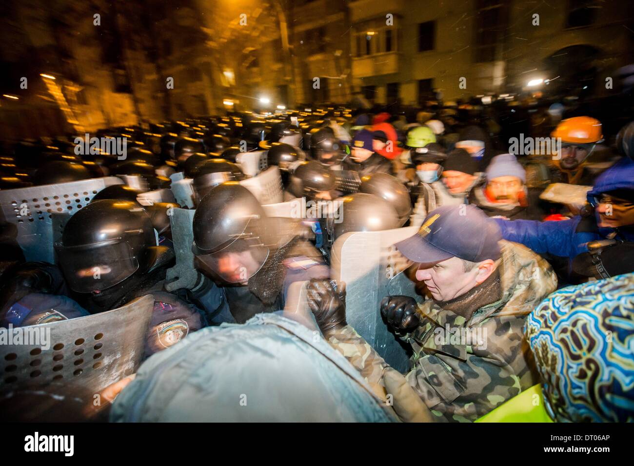 Dic. 10, 2013 - la gente protesta di fronte barricate a Piazza Indipendenza nel dicembre 2013 a Kiev in Ucraina. Proteste di massa le azioni iniziate dopo il presidente ucraino Victor Yanukovych ha rifiutato l' accordo di associazione con l' Unione europea. Truppe interno bloccato il centro di Kiev, manifestanti alle prese con l'esercito, a Kiev in Ucraina, il 10 dicembre 2013. (Credito Immagine: © Maksymenko Oleksandr/NurPhoto/ZUMAPRESS.com) Foto Stock