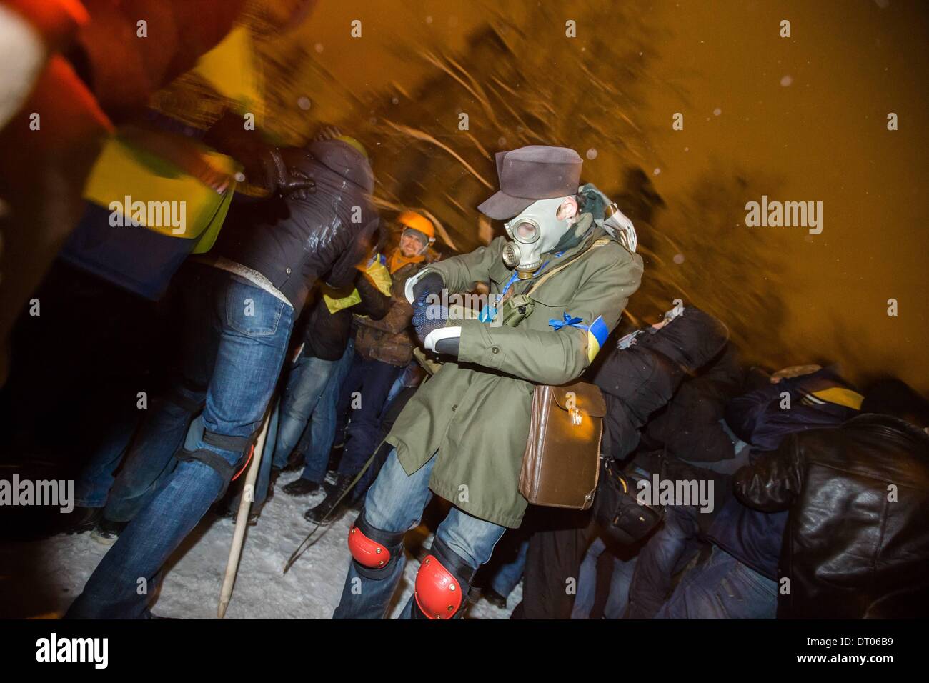 Dic. 10, 2013 - la gente protesta di fronte barricate a Piazza Indipendenza nel dicembre 2013 a Kiev in Ucraina. Proteste di massa le azioni iniziate dopo il presidente ucraino Victor Yanukovych ha rifiutato l' accordo di associazione con l' Unione europea. Truppe interno bloccato il centro di Kiev, manifestanti alle prese con l'esercito, a Kiev in Ucraina, il 10 dicembre 2013. (Credito Immagine: © Maksymenko Oleksandr/NurPhoto/ZUMAPRESS.com) Foto Stock