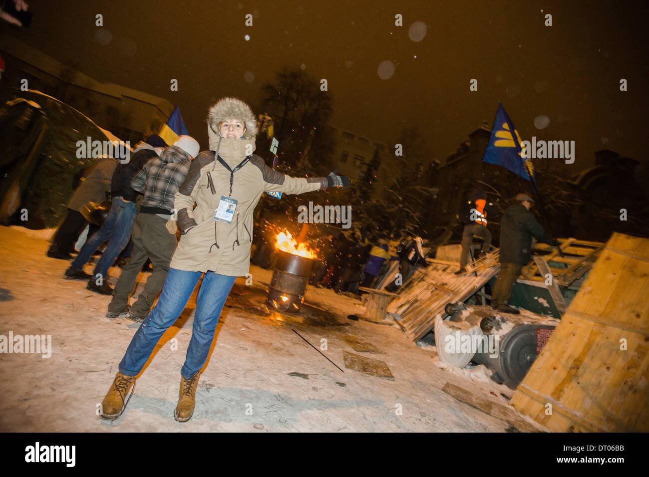 Dic. 10, 2013 - la gente protesta di fronte barricate a Piazza Indipendenza nel dicembre 2013 a Kiev in Ucraina. Proteste di massa le azioni iniziate dopo il presidente ucraino Victor Yanukovych ha rifiutato l' accordo di associazione con l' Unione europea. Truppe interno bloccato il centro di Kiev, manifestanti alle prese con l'esercito, a Kiev in Ucraina, il 10 dicembre 2013. (Credito Immagine: © Maksymenko Oleksandr/NurPhoto/ZUMAPRESS.com) Foto Stock
