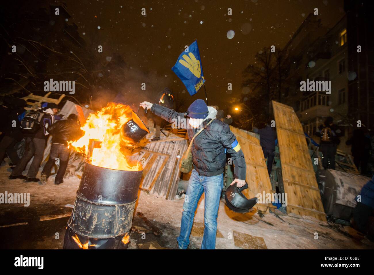 Dic. 10, 2013 - la gente protesta di fronte barricate a Piazza Indipendenza nel dicembre 2013 a Kiev in Ucraina. Proteste di massa le azioni iniziate dopo il presidente ucraino Victor Yanukovych ha rifiutato l' accordo di associazione con l' Unione europea. Truppe interno bloccato il centro di Kiev, manifestanti alle prese con l'esercito, a Kiev in Ucraina, il 10 dicembre 2013. (Credito Immagine: © Maksymenko Oleksandr/NurPhoto/ZUMAPRESS.com) Foto Stock