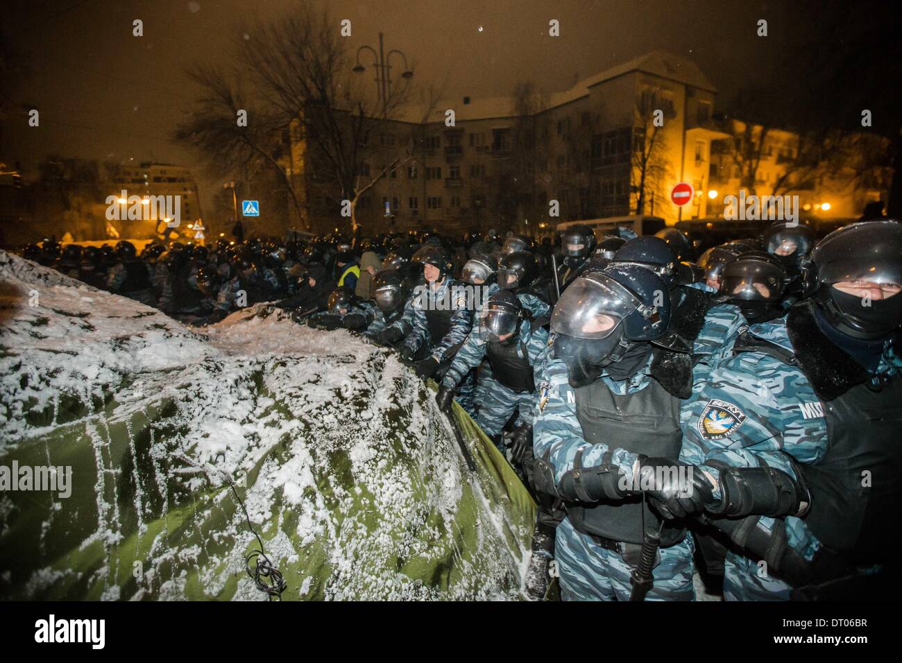 Dic. 10, 2013 - la gente protesta di fronte barricate a Piazza Indipendenza nel dicembre 2013 a Kiev in Ucraina. Proteste di massa le azioni iniziate dopo il presidente ucraino Victor Yanukovych ha rifiutato l' accordo di associazione con l' Unione europea. Truppe interno bloccato il centro di Kiev, manifestanti alle prese con l'esercito, a Kiev in Ucraina, il 10 dicembre 2013. (Credito Immagine: © Maksymenko Oleksandr/NurPhoto/ZUMAPRESS.com) Foto Stock