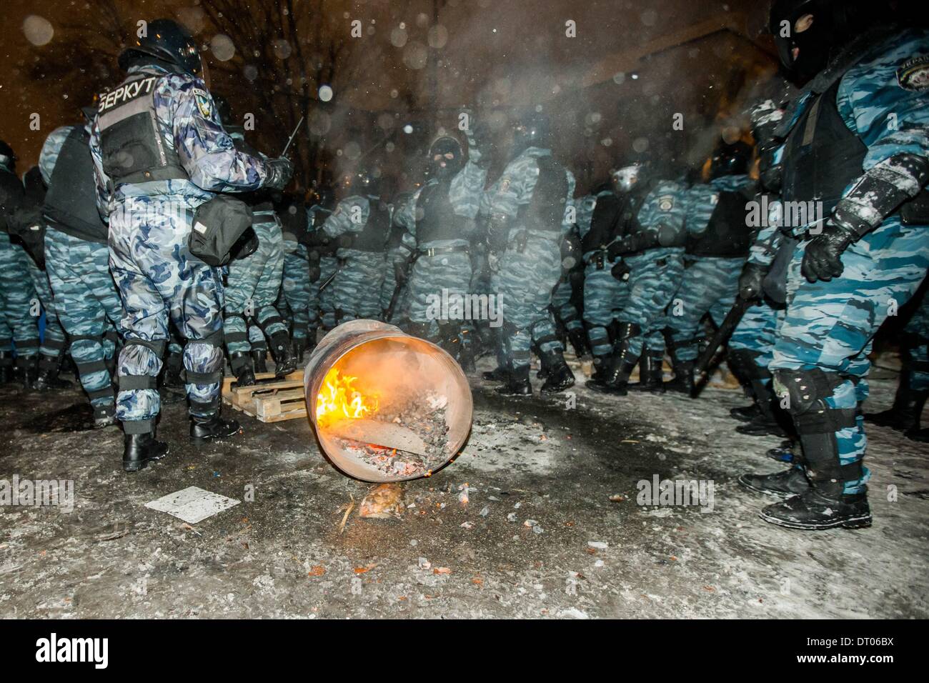 Dic. 10, 2013 - la gente protesta di fronte barricate a Piazza Indipendenza nel dicembre 2013 a Kiev in Ucraina. Proteste di massa le azioni iniziate dopo il presidente ucraino Victor Yanukovych ha rifiutato l' accordo di associazione con l' Unione europea. Truppe interno bloccato il centro di Kiev, manifestanti alle prese con l'esercito, a Kiev in Ucraina, il 10 dicembre 2013. (Credito Immagine: © Maksymenko Oleksandr/NurPhoto/ZUMAPRESS.com) Foto Stock