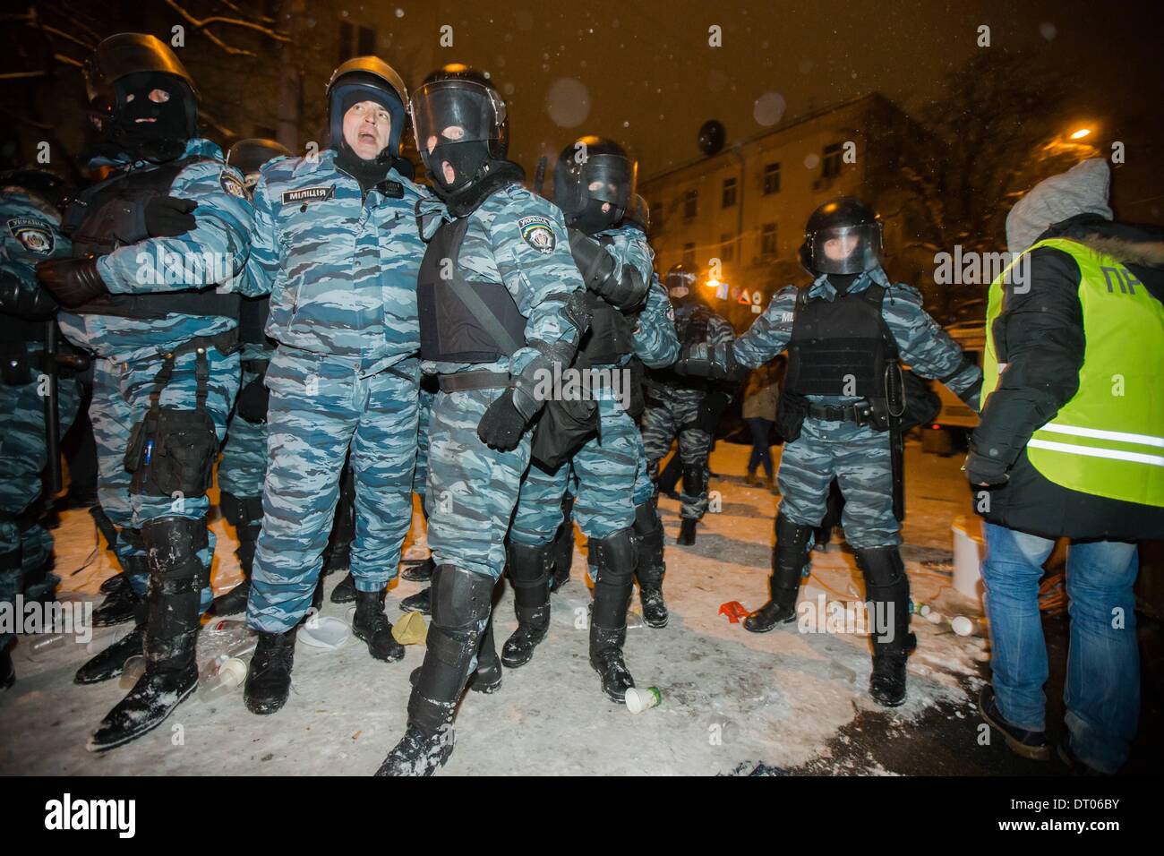 Dic. 10, 2013 - la gente protesta di fronte barricate a Piazza Indipendenza nel dicembre 2013 a Kiev in Ucraina. Proteste di massa le azioni iniziate dopo il presidente ucraino Victor Yanukovych ha rifiutato l' accordo di associazione con l' Unione europea. Truppe interno bloccato il centro di Kiev, manifestanti alle prese con l'esercito, a Kiev in Ucraina, il 10 dicembre 2013. (Credito Immagine: © Maksymenko Oleksandr/NurPhoto/ZUMAPRESS.com) Foto Stock