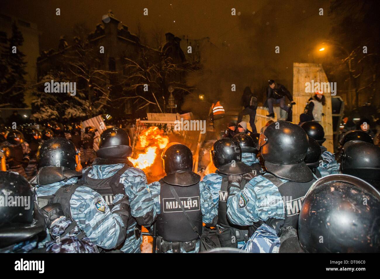 Dic. 10, 2013 - la gente protesta di fronte barricate a Piazza Indipendenza nel dicembre 2013 a Kiev in Ucraina. Proteste di massa le azioni iniziate dopo il presidente ucraino Victor Yanukovych ha rifiutato l' accordo di associazione con l' Unione europea. Truppe interno bloccato il centro di Kiev, manifestanti alle prese con l'esercito, a Kiev in Ucraina, il 10 dicembre 2013. (Credito Immagine: © Maksymenko Oleksandr/NurPhoto/ZUMAPRESS.com) Foto Stock