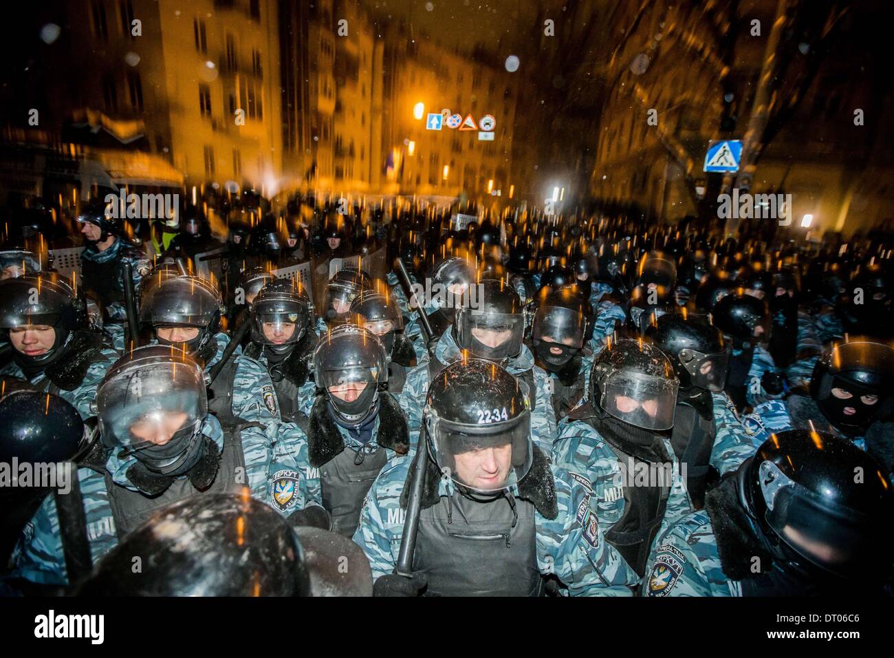 Dic. 10, 2013 - la gente protesta di fronte barricate a Piazza Indipendenza nel dicembre 2013 a Kiev in Ucraina. Proteste di massa le azioni iniziate dopo il presidente ucraino Victor Yanukovych ha rifiutato l' accordo di associazione con l' Unione europea. Truppe interno bloccato il centro di Kiev, manifestanti alle prese con l'esercito, a Kiev in Ucraina, il 10 dicembre 2013. (Credito Immagine: © Maksymenko Oleksandr/NurPhoto/ZUMAPRESS.com) Foto Stock