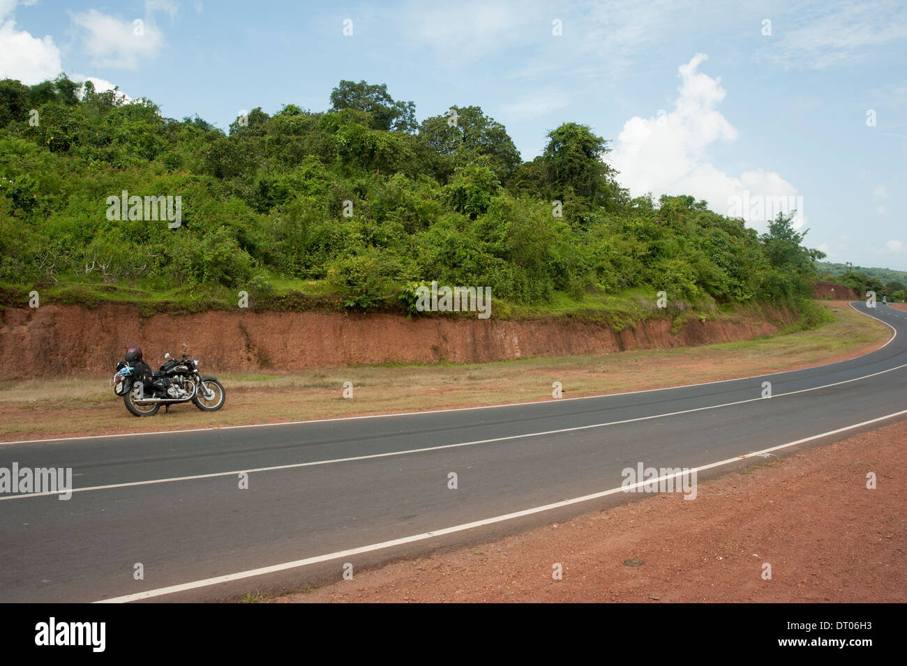 Royal Enfield lungo la Mumbai Goa road NH 17. Foto Stock