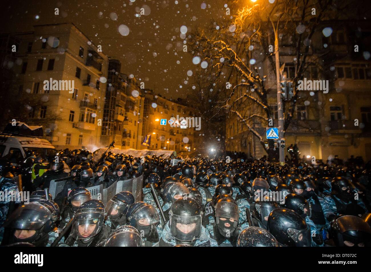 Dic. 10, 2013 - la gente protesta di fronte barricate a Piazza Indipendenza nel dicembre 2013 a Kiev in Ucraina. Proteste di massa le azioni iniziate dopo il presidente ucraino Victor Yanukovych ha rifiutato l' accordo di associazione con l' Unione europea. Truppe interno bloccato il centro di Kiev, manifestanti alle prese con l'esercito, a Kiev in Ucraina, il 10 dicembre 2013. (Credito Immagine: © Maksymenko Oleksandr/NurPhoto/ZUMAPRESS.com) Foto Stock