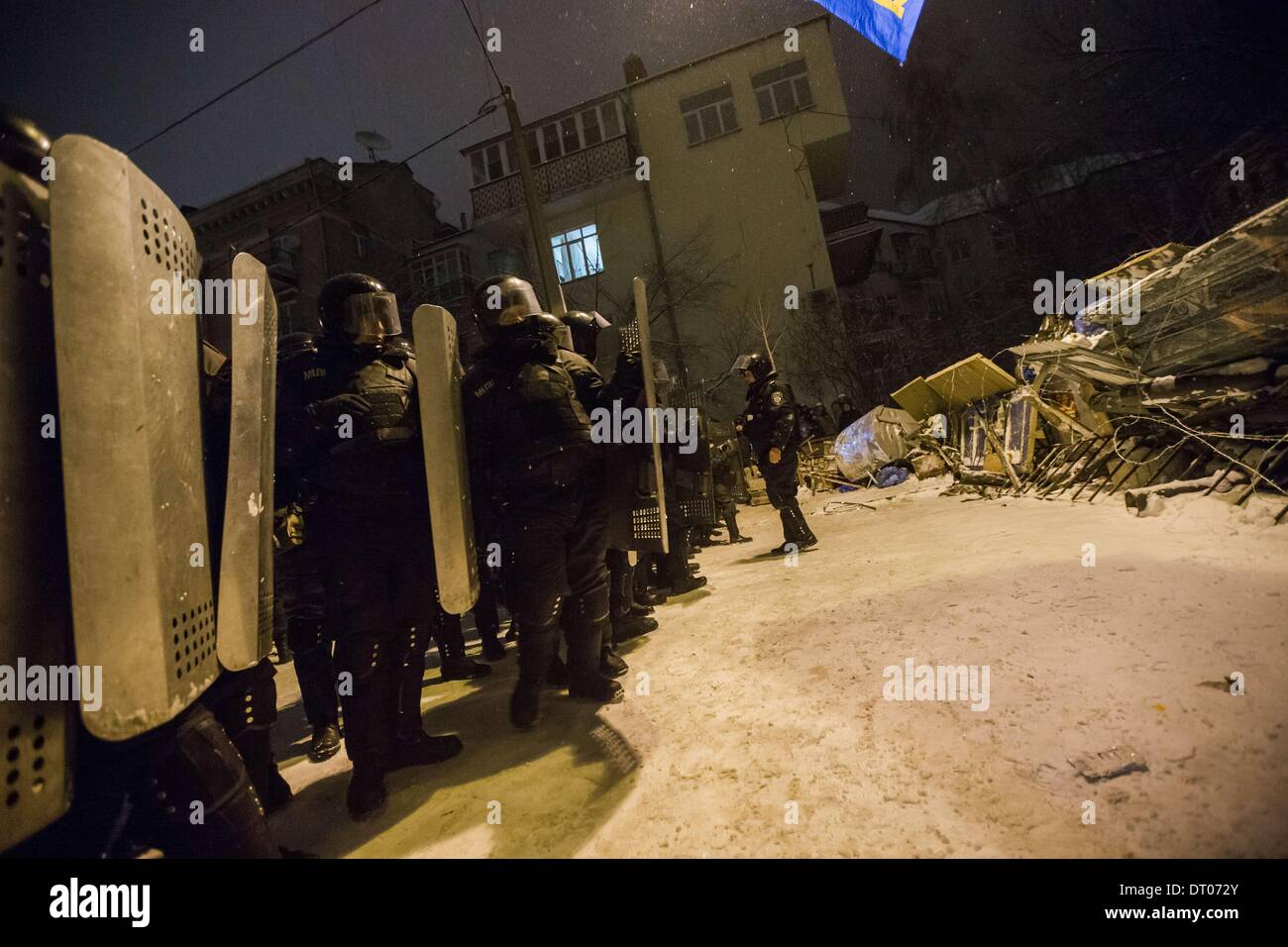 Dic. 10, 2013 - la gente protesta di fronte barricate a Piazza Indipendenza nel dicembre 2013 a Kiev in Ucraina. Proteste di massa le azioni iniziate dopo il presidente ucraino Victor Yanukovych ha rifiutato l' accordo di associazione con l' Unione europea. Truppe interno bloccato il centro di Kiev, manifestanti alle prese con l'esercito, a Kiev in Ucraina, il 10 dicembre 2013. (Credito Immagine: © Maksymenko Oleksandr/NurPhoto/ZUMAPRESS.com) Foto Stock