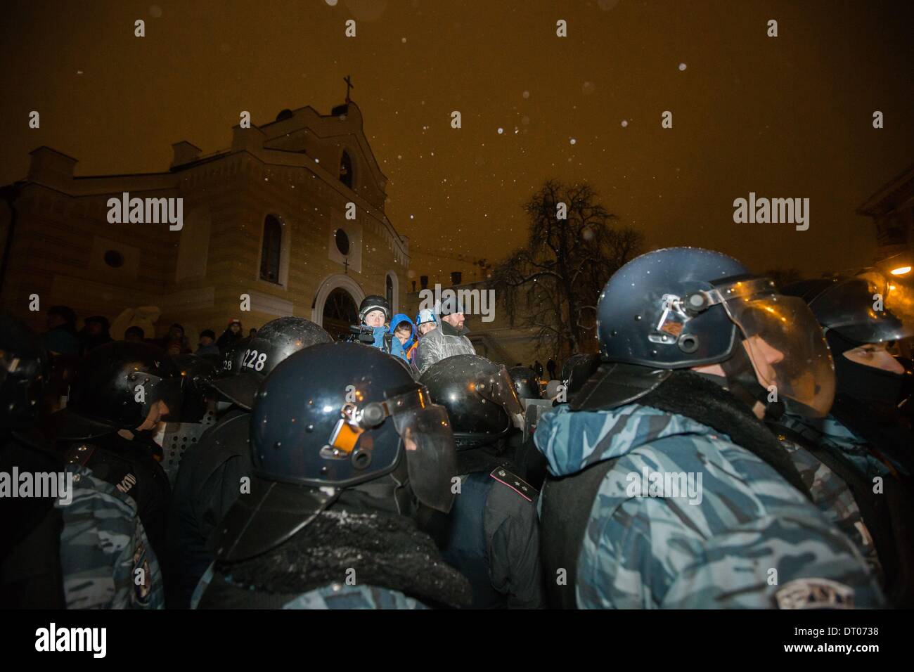 Dic. 10, 2013 - la gente protesta di fronte barricate a Piazza Indipendenza nel dicembre 2013 a Kiev in Ucraina. Proteste di massa le azioni iniziate dopo il presidente ucraino Victor Yanukovych ha rifiutato l' accordo di associazione con l' Unione europea. Truppe interno bloccato il centro di Kiev, manifestanti alle prese con l'esercito, a Kiev in Ucraina, il 10 dicembre 2013. (Credito Immagine: © Maksymenko Oleksandr/NurPhoto/ZUMAPRESS.com) Foto Stock