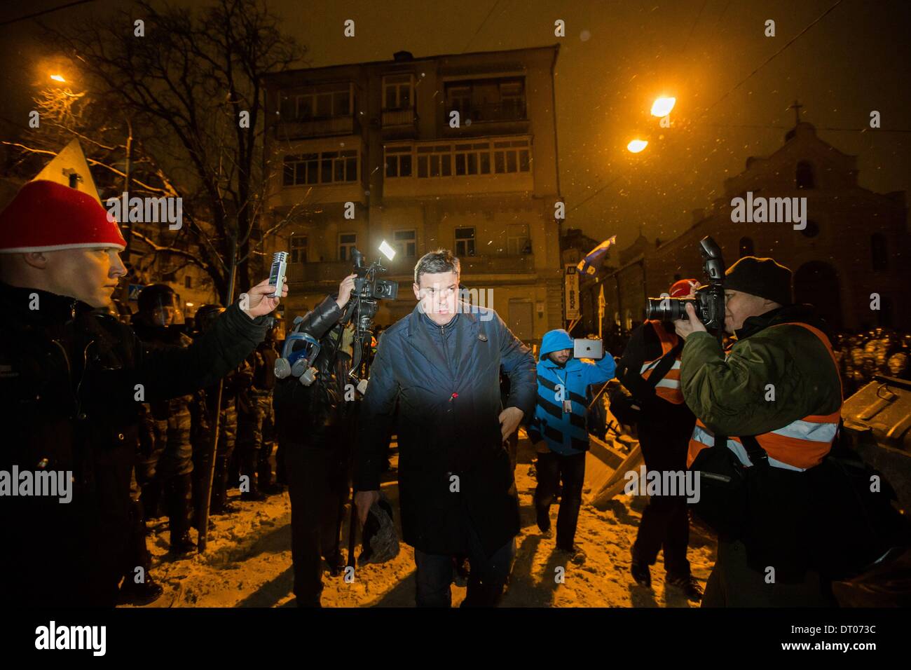Dic. 10, 2013 - la gente protesta di fronte barricate a Piazza Indipendenza nel dicembre 2013 a Kiev in Ucraina. Proteste di massa le azioni iniziate dopo il presidente ucraino Victor Yanukovych ha rifiutato l' accordo di associazione con l' Unione europea. Truppe interno bloccato il centro di Kiev, il sistema di aiuto online di anestesia OLEH Tyahnybok dopo il giro di vite sulla protester, a Kiev in Ucraina, il 10 dicembre 2013. (Credito Immagine: © Maksymenko Oleksandr/NurPhoto/ZUMAPRESS.com) Foto Stock