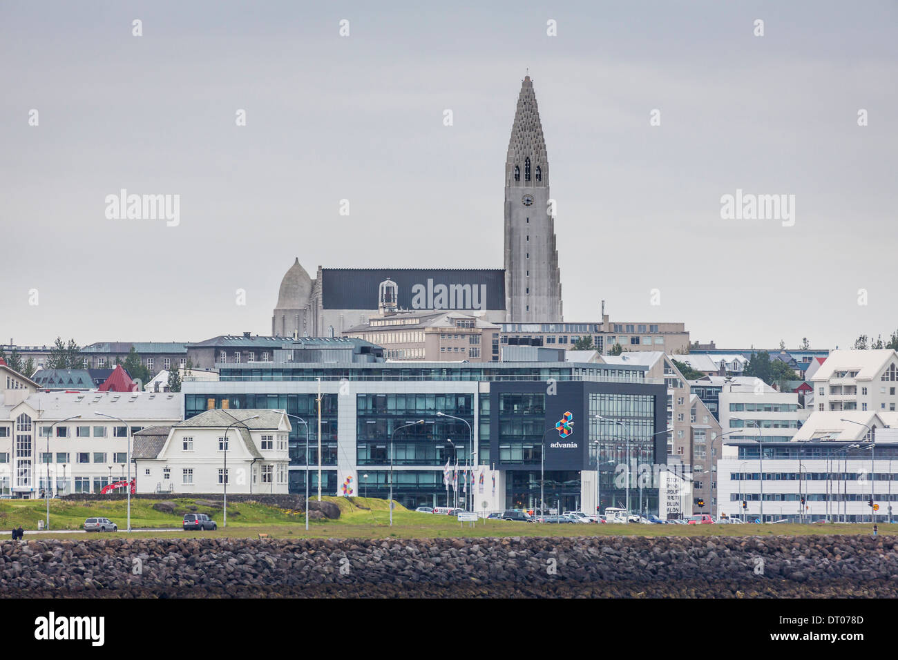 Chiesa Hallgrimskirkja ed edifici, Reykjavik, Islanda Foto Stock