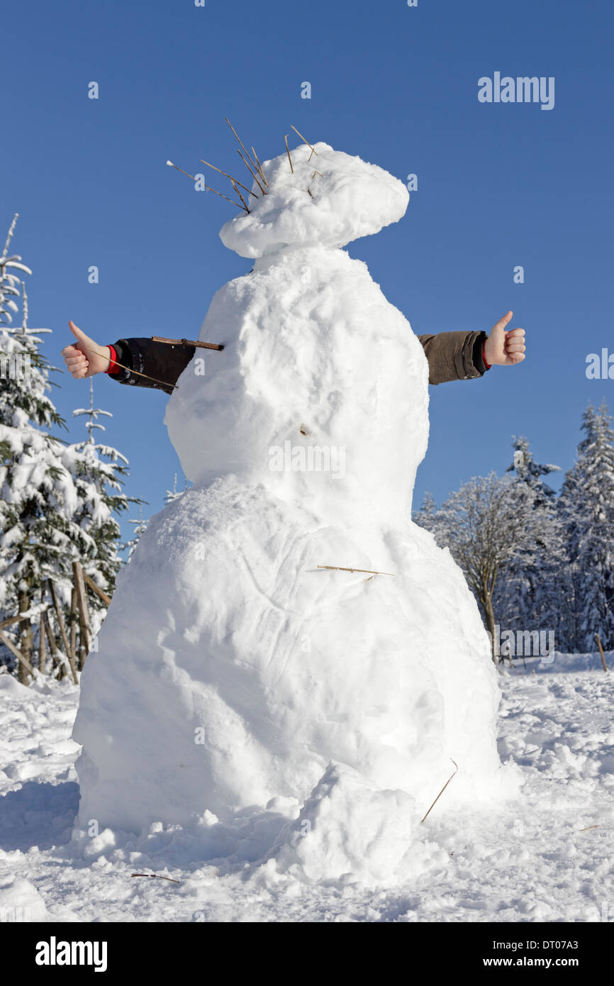 Ragazzo dietro un pupazzo di neve su Kahler Asten vicino a Winterberg, Sauerland, Renania Settentrionale - Westfalia, Germania Foto Stock