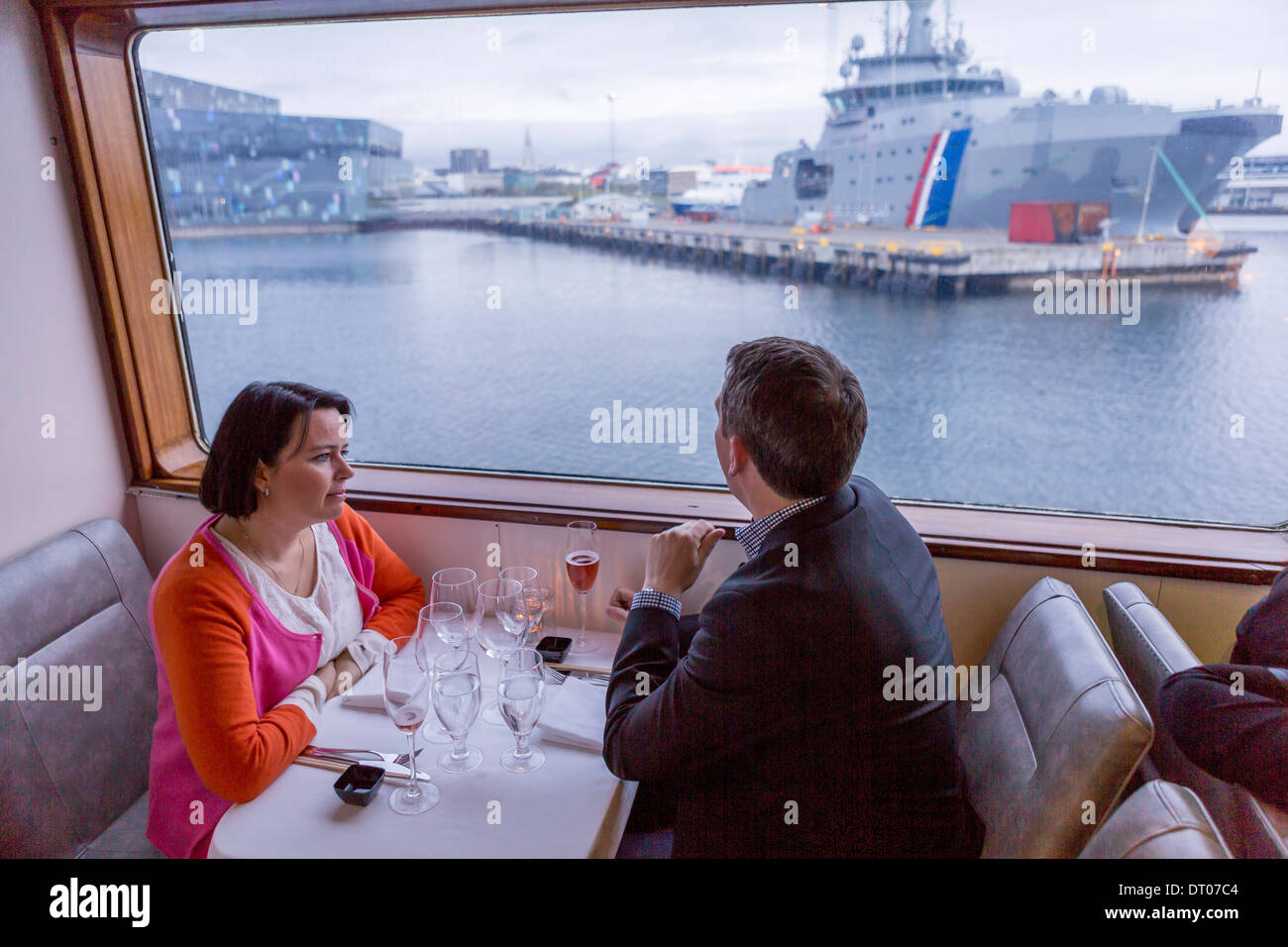 Giovane godendo di una crociera intorno al porto di Reykjavik, Reykjavik, Islanda Foto Stock