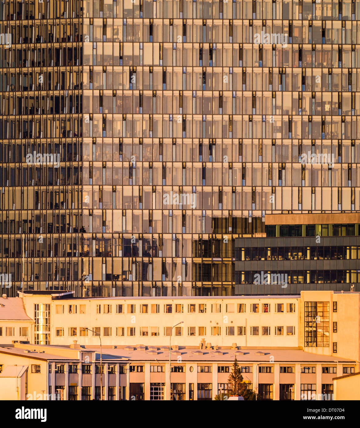 Moderno edificio di vetro a Reykjavik, Islanda Foto Stock