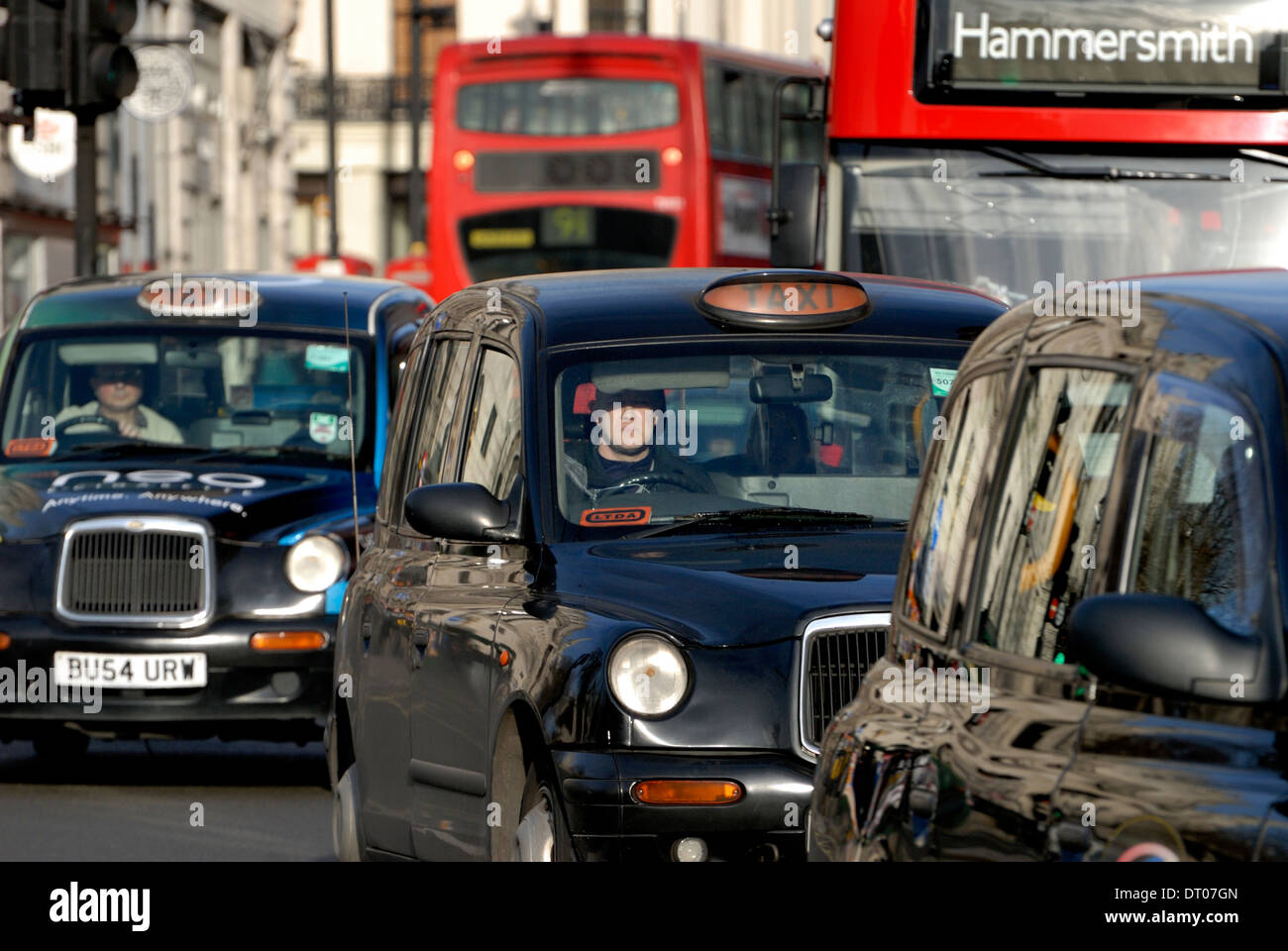Londra, Inghilterra, Regno Unito. London Black Cab taxi e bus rosso Foto Stock