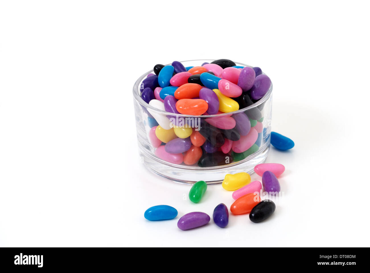 Ciotola di jellybeans colorato su sfondo bianco. Foto Stock