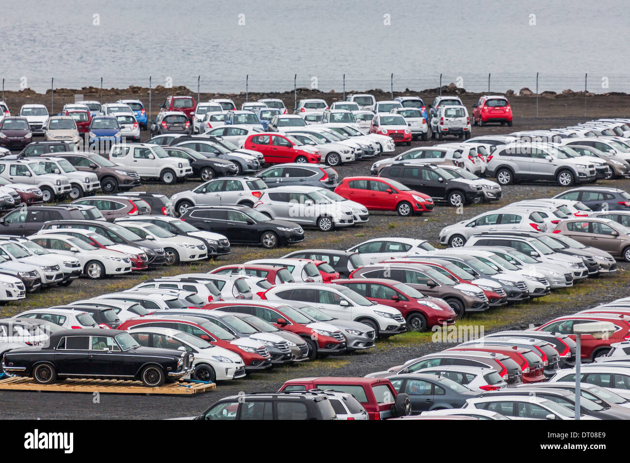 Parcheggio con nuove vetture, Reykjavik, Islanda Foto Stock