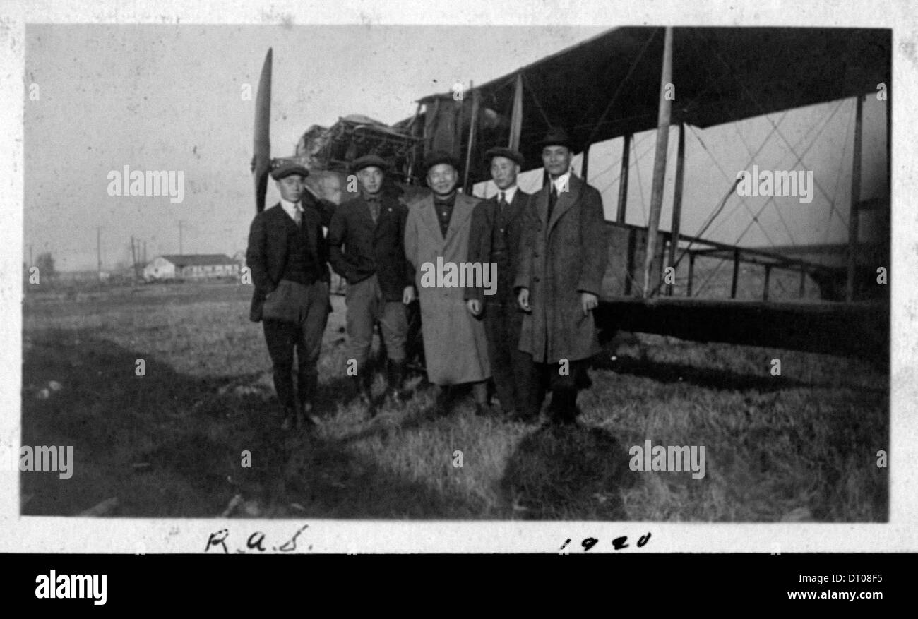 Charles Lee, Young K. Lee e altri tre sono mostrati in piedi di fronte a un aereo, catturati in una foto storica dell'aviazione. Foto Stock