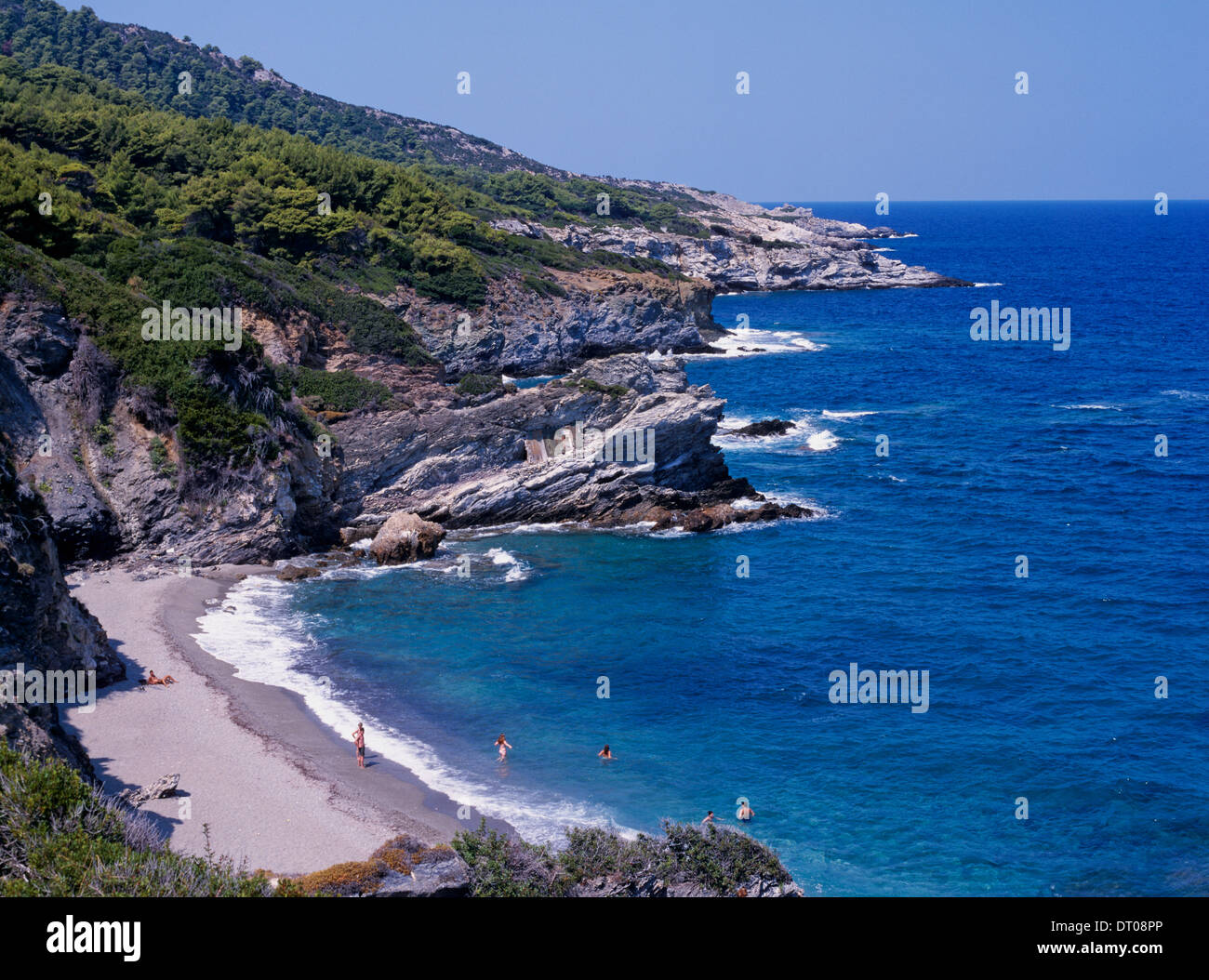 La spiaggia della città di Skopelos settentrionale delle isole greche Grecia Hellas Foto Stock