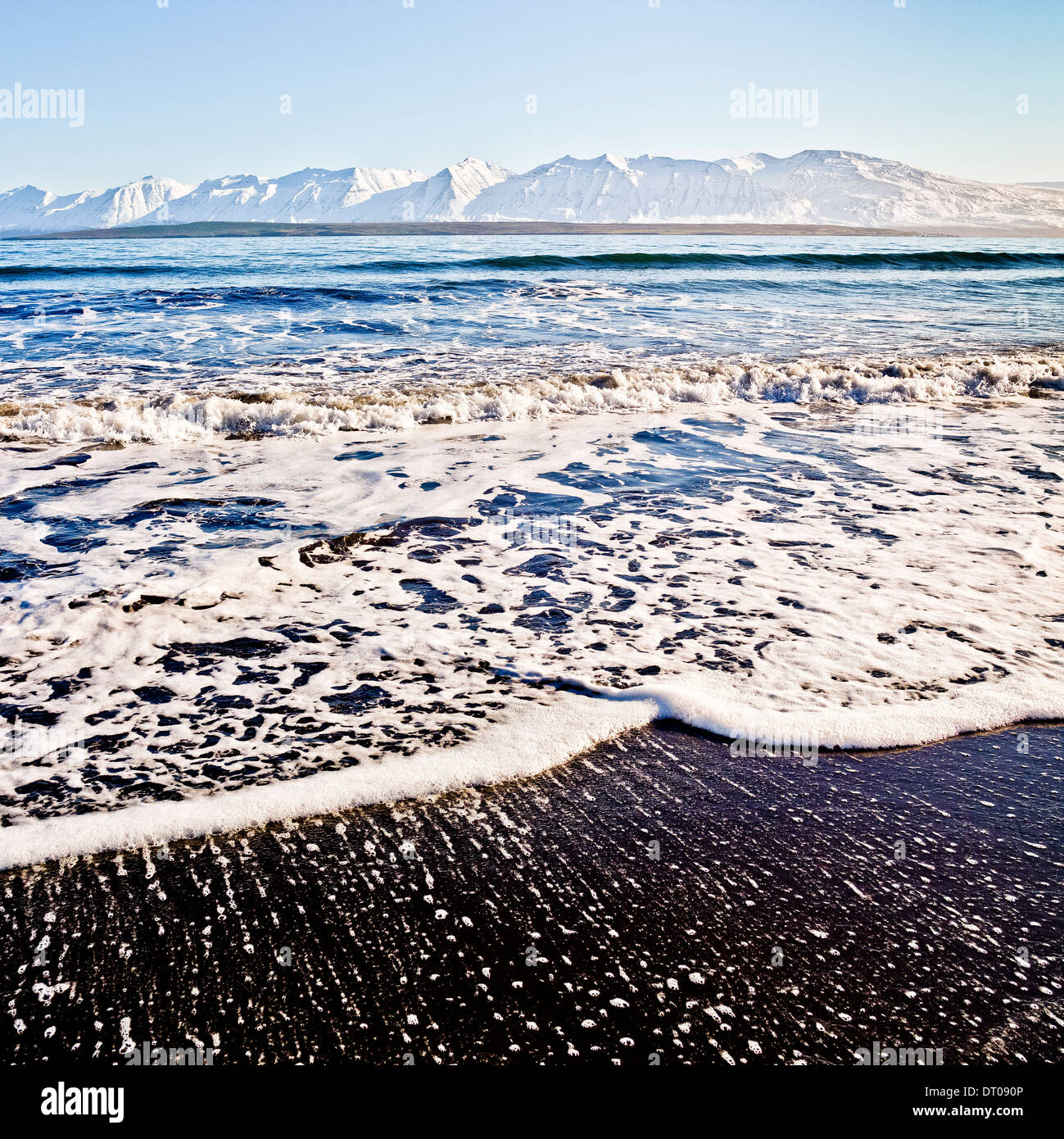 Onde che si infrangono sulla spiaggia di sabbia nera, Dalvik, Islanda Foto Stock
