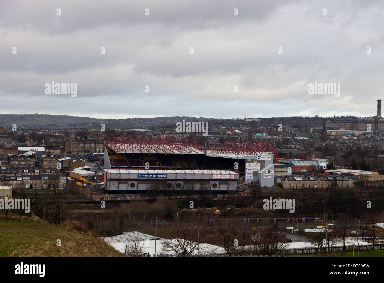 Bradford City Football Ground, Valley Parade, una vista da una collina distante Foto Stock