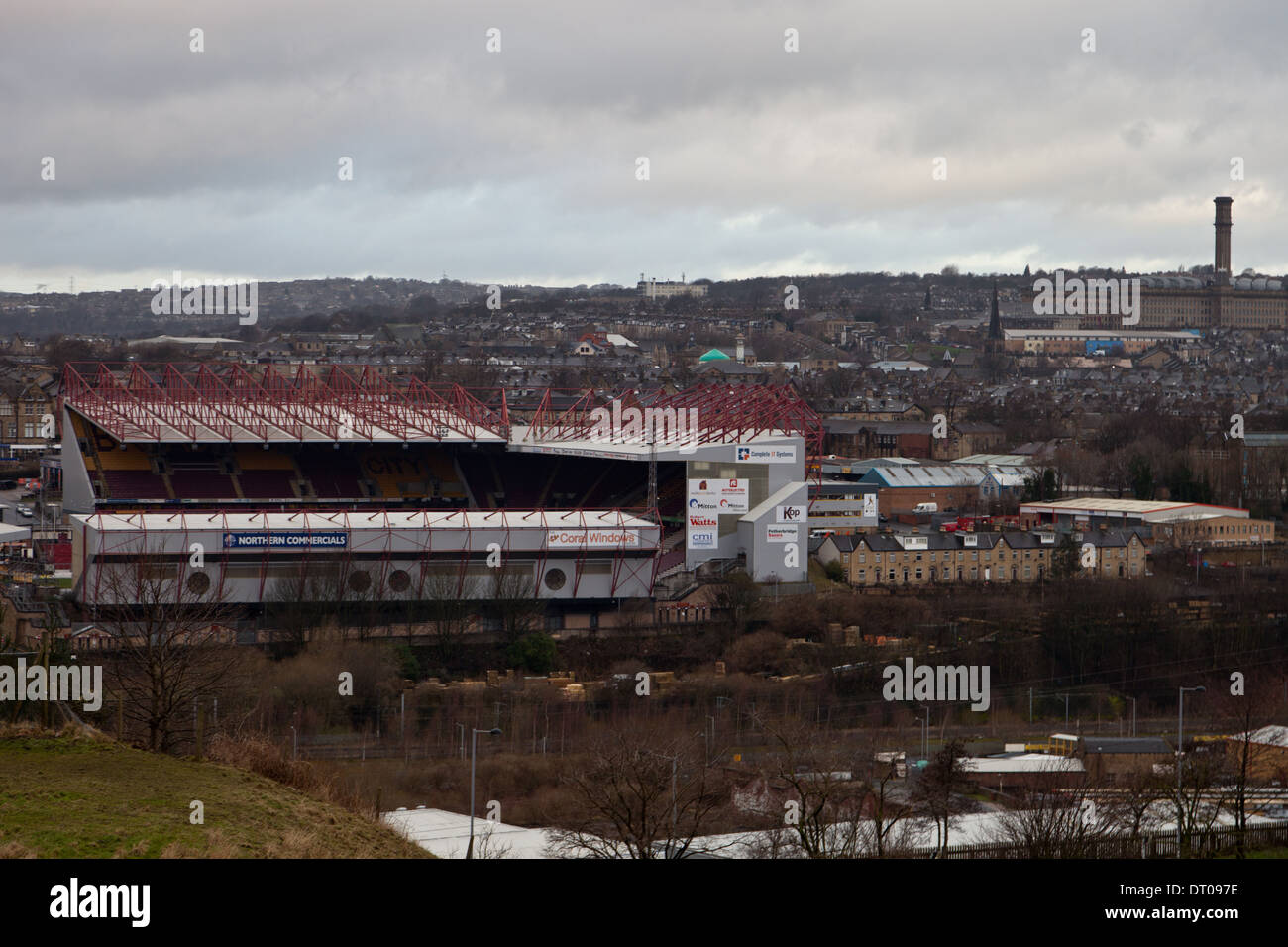 Bradford City Football Ground, Valley Parade, una vista da Bolton Road, con Listers Mill, Manningham sulla destra Foto Stock