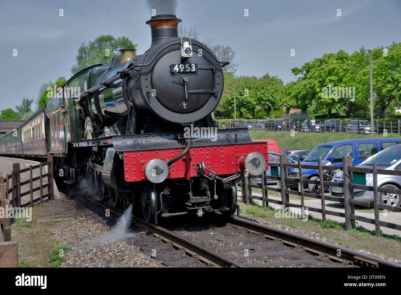 Conserve di ex GWR Locomotiva 4953 Pitchford Hall tira fuori della stazione di Rothley sulla Grande Stazione Centrale ferroviaria in Leicest Foto Stock
