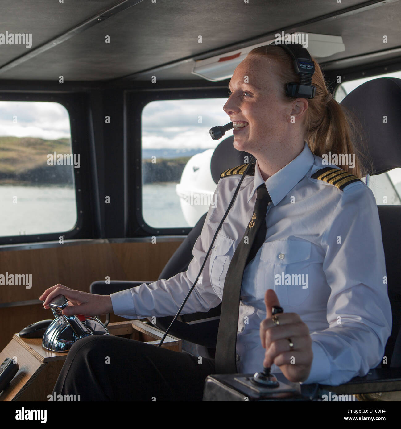 Didascalia femmina operando un traghetto, di Baldur, Stykkisholmur, Snaefellsnes, Islanda Foto Stock