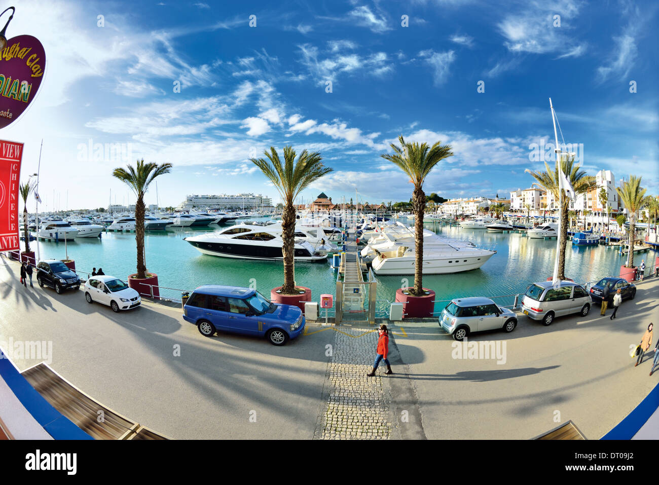 Il Portogallo, Algarve: vista sul porto di yacht di Vilamoura Foto Stock