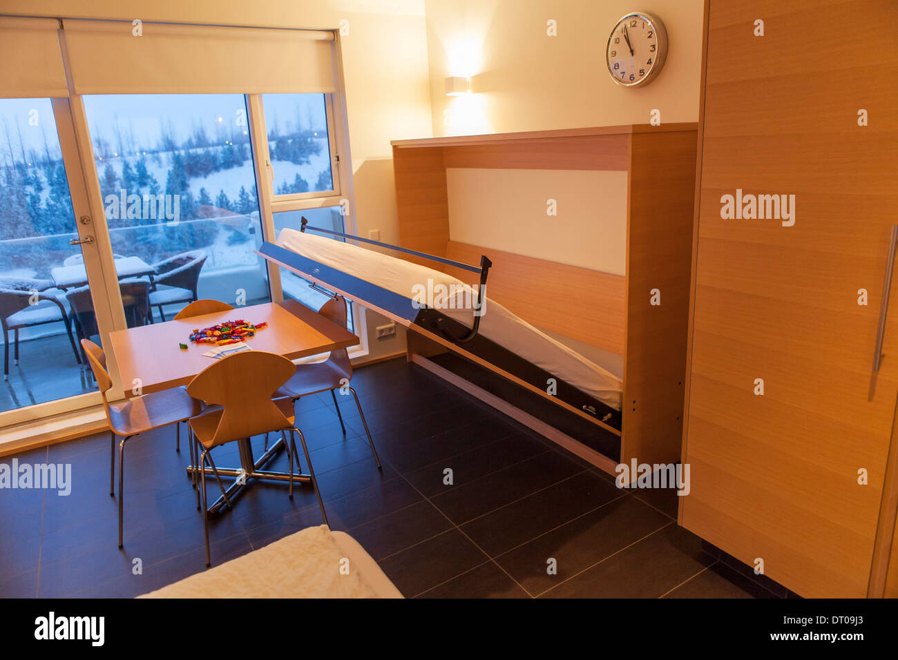 Letto estraibile e tavolo in hotel in Akureyri, Islanda Foto Stock