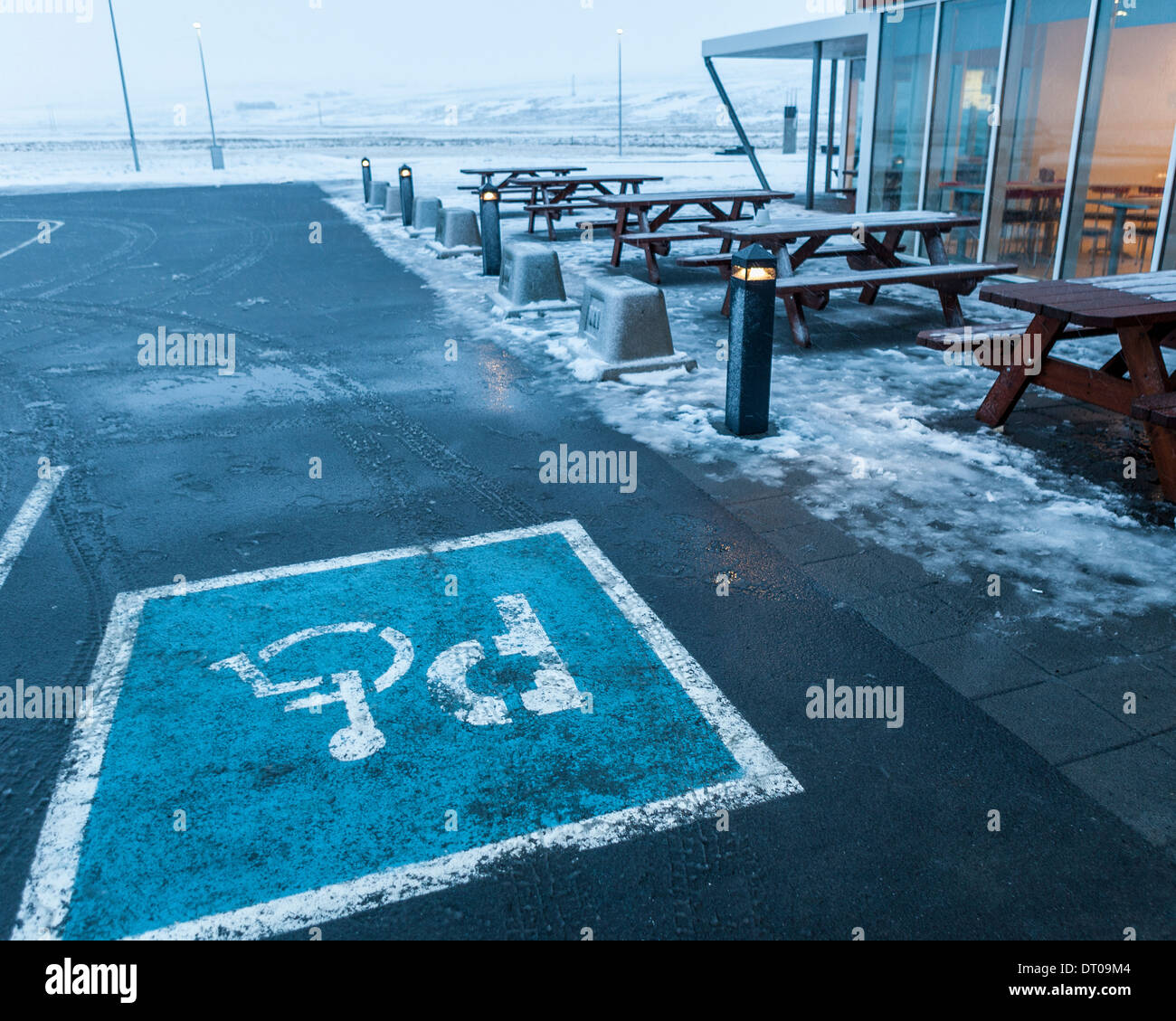 Parcheggio per una persona disabile, Hrutafjordur fiordo, Islanda. Foto Stock