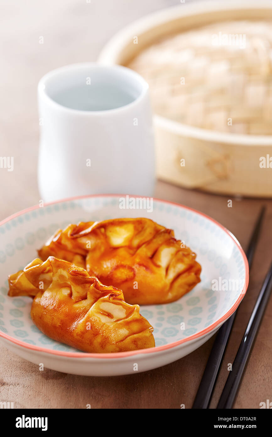 Cucinato dim somme gnocchi Cinesi con la salsa di soia Foto Stock
