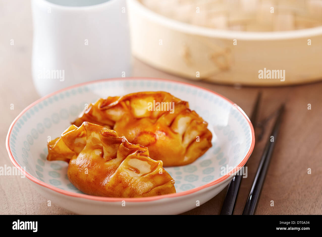 Cucinato dim somme gnocchi Cinesi con la salsa di soia Foto Stock