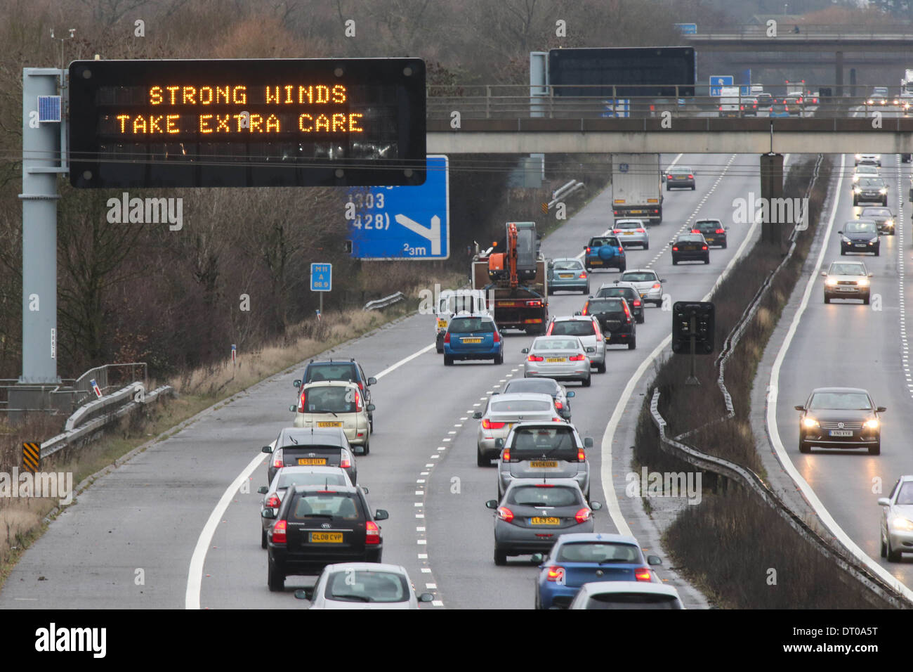 Vento forte segno di avvertimento sulla M11 Autostrada vicino a Cambridge Foto Stock