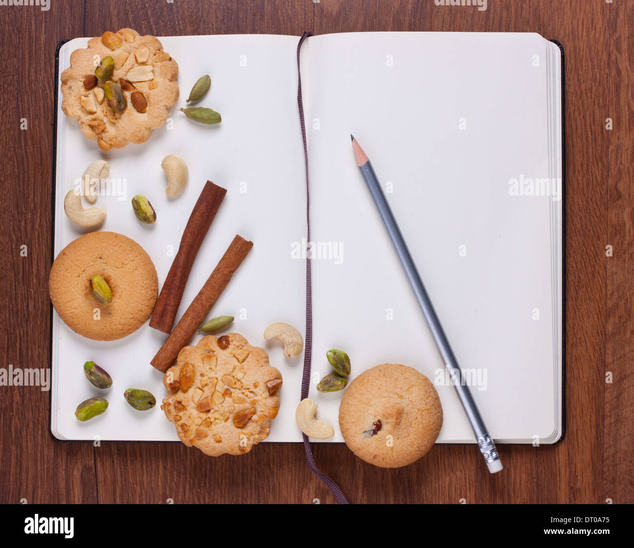 Blank ricettario con dadi e i cookie Foto Stock