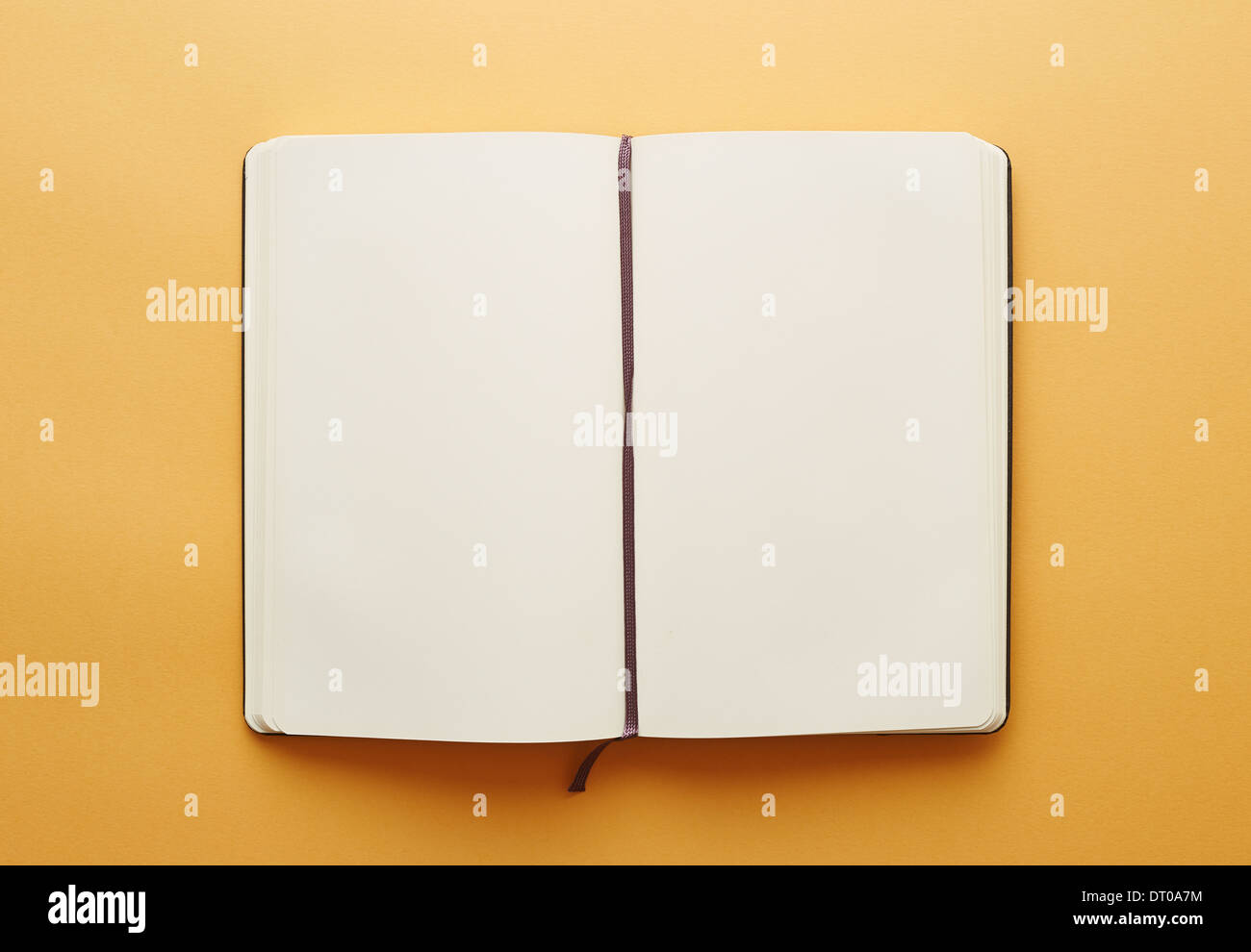 Spazio copia notebook bianco su sfondo giallo Foto Stock