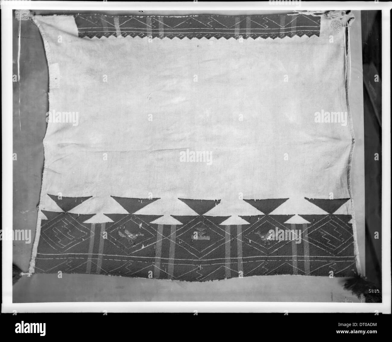 Una fotografia ravvicinata di un abito Squaw realizzato da un uomo Hopi intorno al 1900, che mostra la maestria artigianale dei tessuti dei nativi americani. Foto Stock