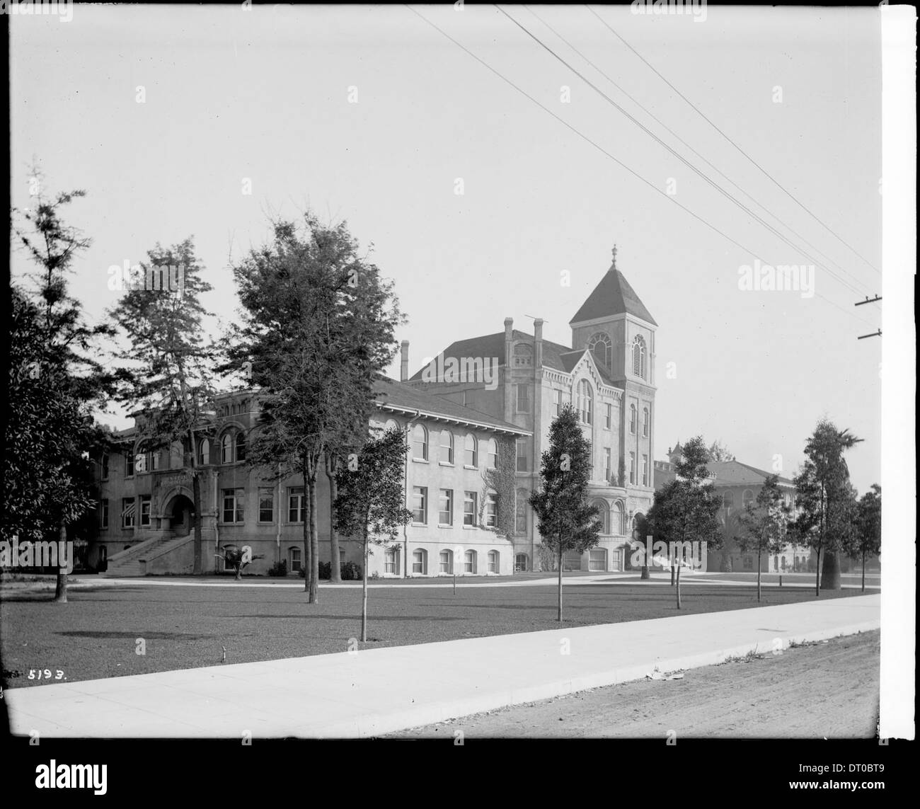 L'edificio del College of Liberal Arts della University of Southern California, fotografato intorno al 1915, mostrando l'architettura del campus dei primi anni del XX secolo a Los Angeles. Foto Stock