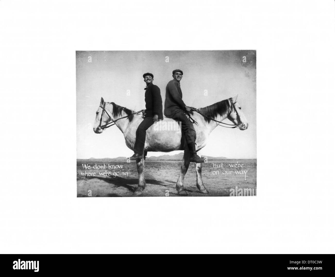 Una fotografia composita del 1900 circa, che mostra due uomini seduti su un solo cavallo ma con due teste, una manipolazione fotografica del tempo. Foto Stock