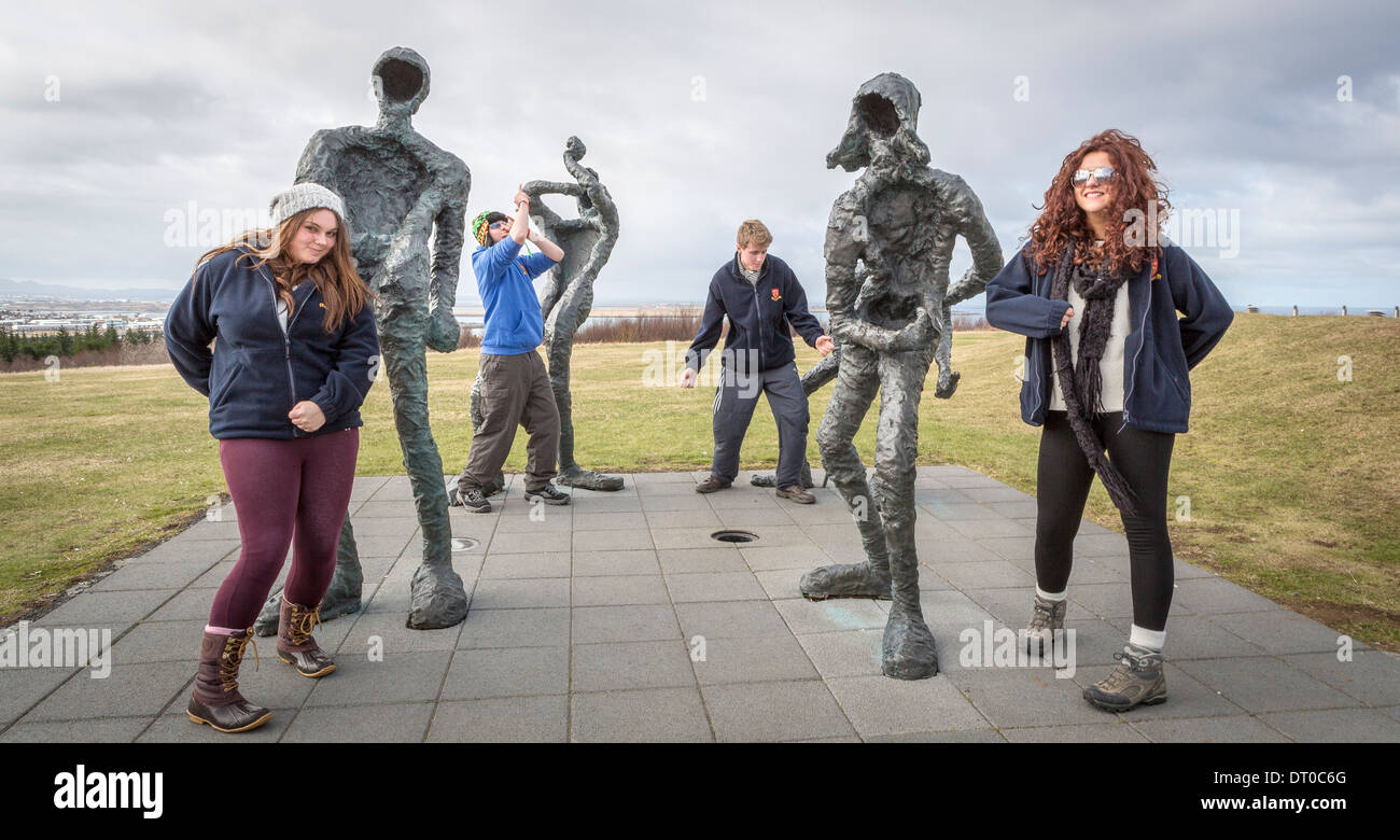 Gli adolescenti avendo divertimento da statue vicino La Perla, Reykjavik, Islanda Foto Stock